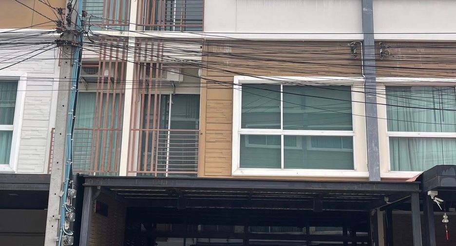Casa adosada en venta de 4 habitaciones en Suan Luang, Bangkok