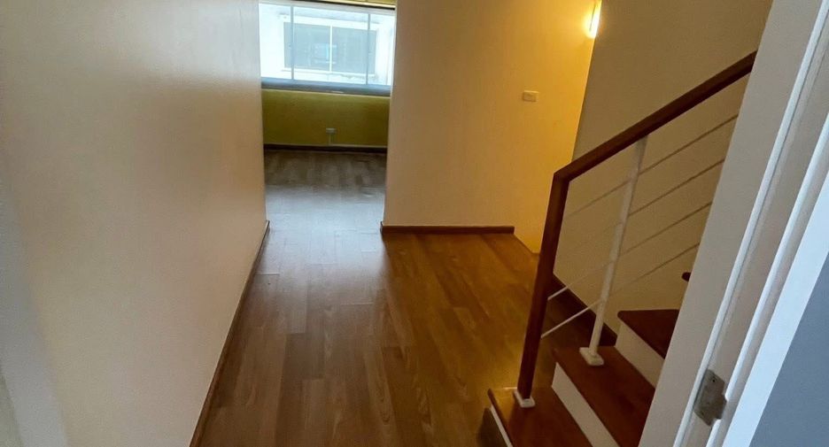 Casa adosada en venta de 4 habitaciones en Suan Luang, Bangkok