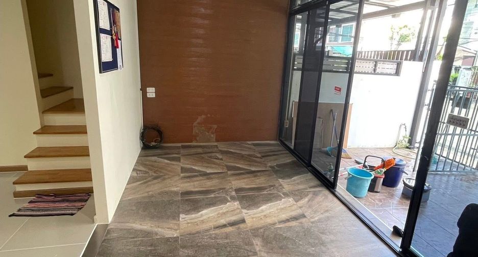 Casa adosada en venta de 4 habitaciones en Suan Luang, Bangkok