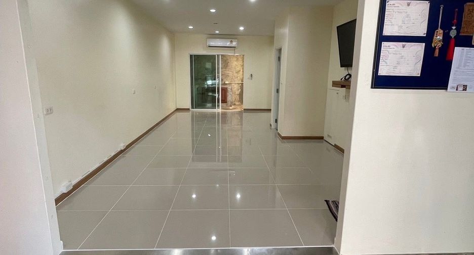 Casa adosada en venta de 4 habitaciones en Suan Luang, Bangkok