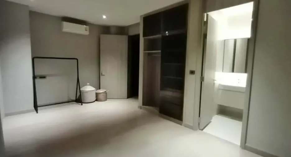 For rent 4 bedrooms house in Watthana, Bangkok