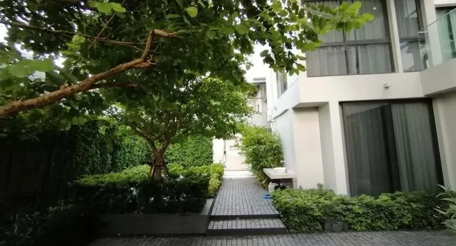 For rent 4 bedrooms house in Watthana, Bangkok