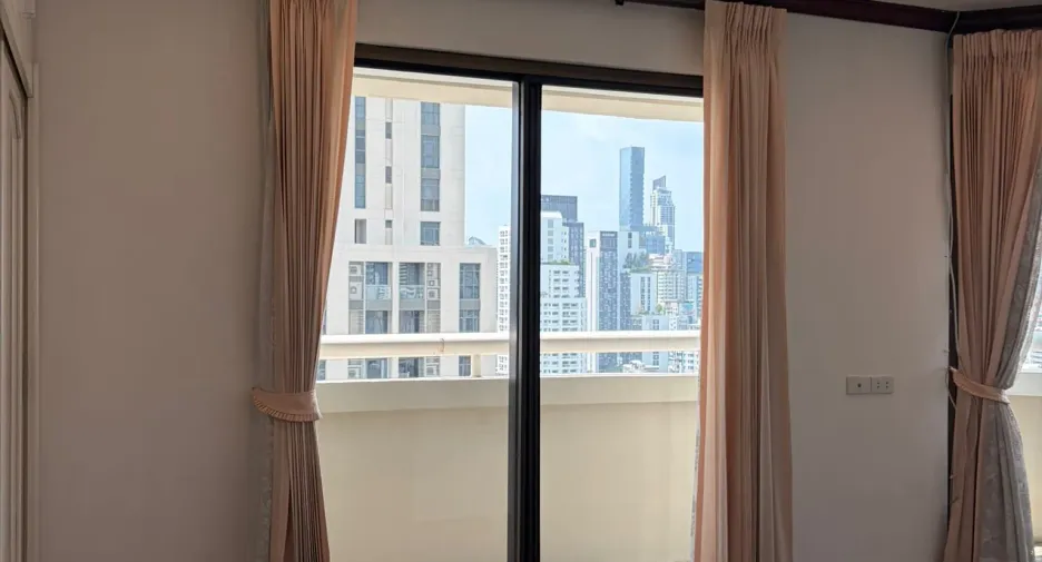 For rent 2 bedrooms condo in Khlong Toei, Bangkok