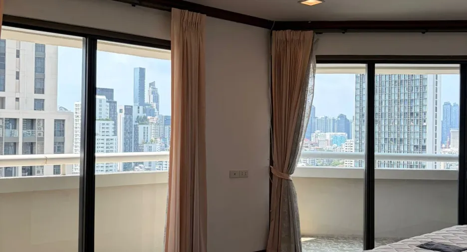 For rent 2 bedrooms condo in Khlong Toei, Bangkok