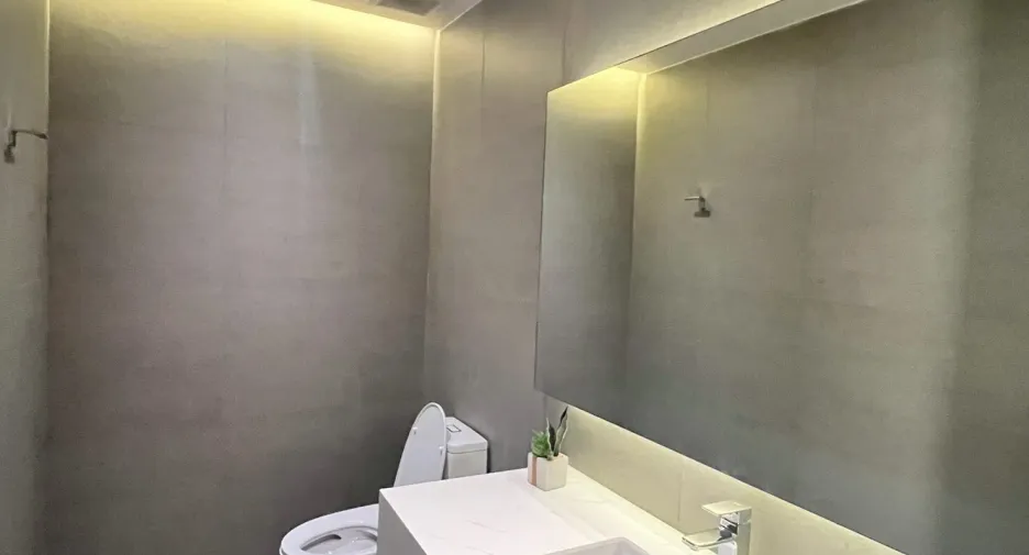 For rent 3 bedrooms apartment in Khlong Toei, Bangkok