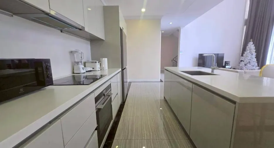 Condo en venta y en alquiler de 4 habitaciones en Watthana, Bangkok
