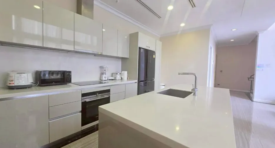 Condo en venta y en alquiler de 4 habitaciones en Watthana, Bangkok