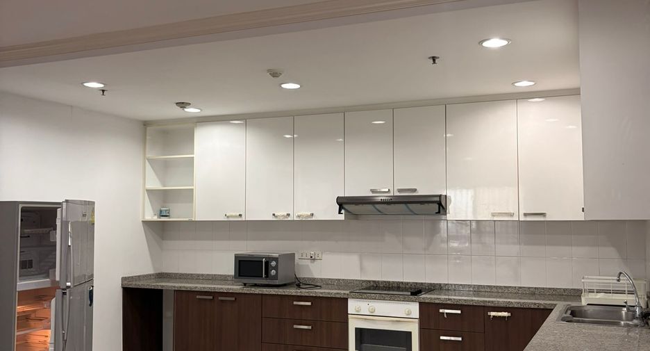 For rent 2 bedrooms condo in Khlong Toei, Bangkok