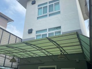 Casa en venta y en alquiler de 3 habitaciones en Watthana, Bangkok