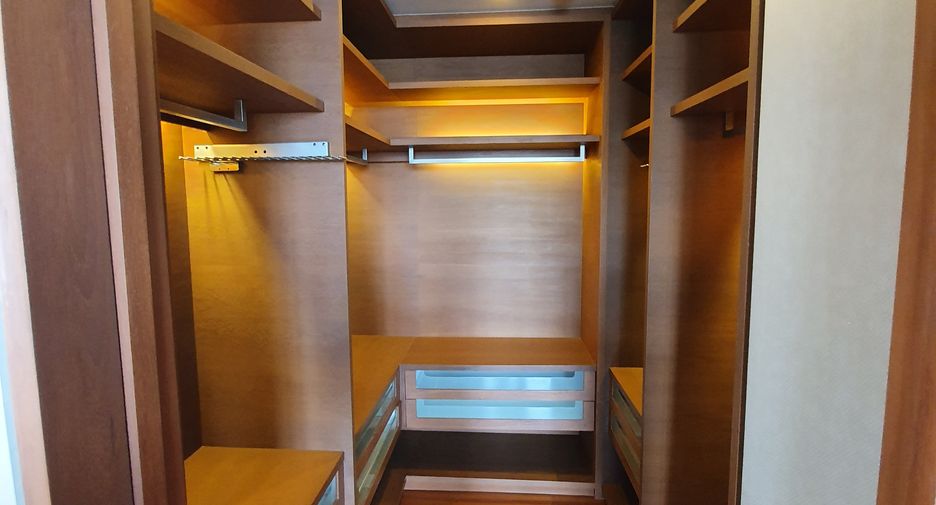 Condo en alquiler y en venta de 3 habitaciones en Sathon, Bangkok