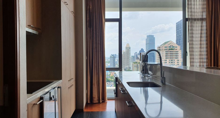 Condo en alquiler y en venta de 3 habitaciones en Sathon, Bangkok