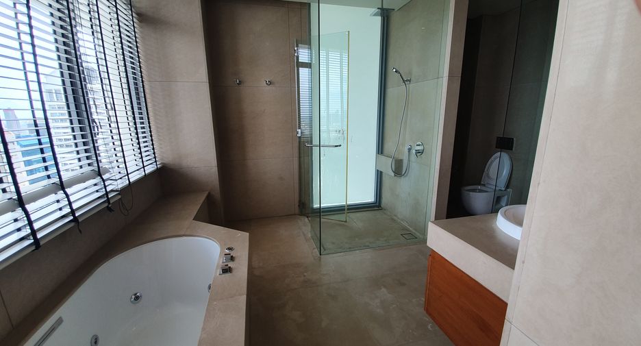 Condo en alquiler y en venta de 3 habitaciones en Sathon, Bangkok