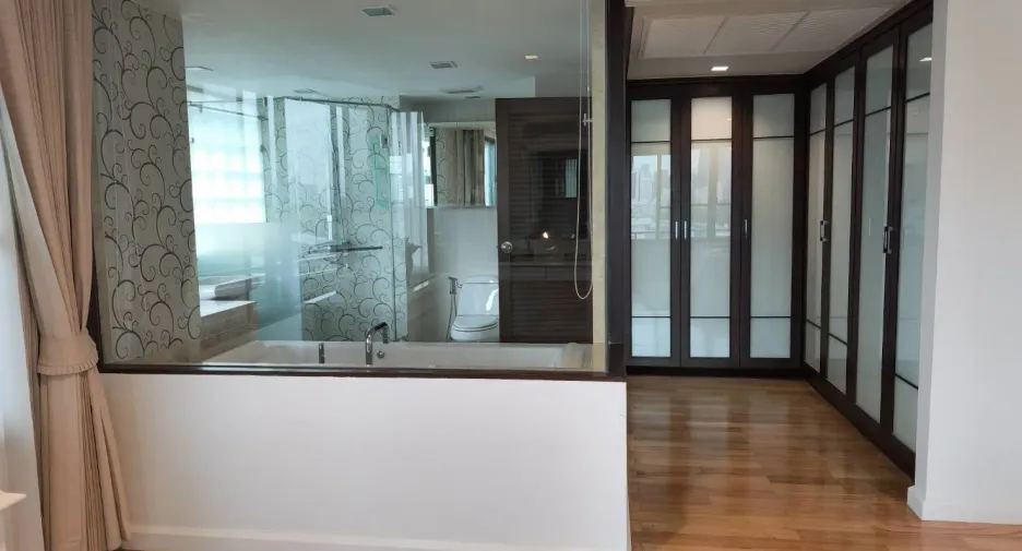 For rent 4 bedrooms condo in Khlong Toei, Bangkok