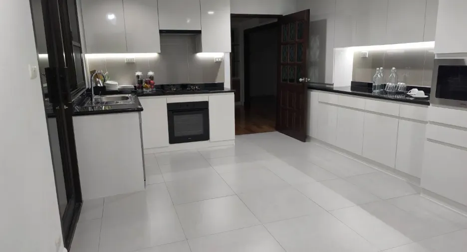 For rent 4 bedrooms condo in Khlong Toei, Bangkok