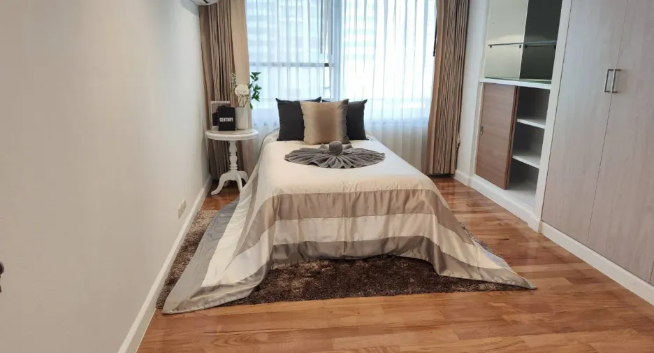 For rent 4 bedrooms condo in Khlong Toei, Bangkok