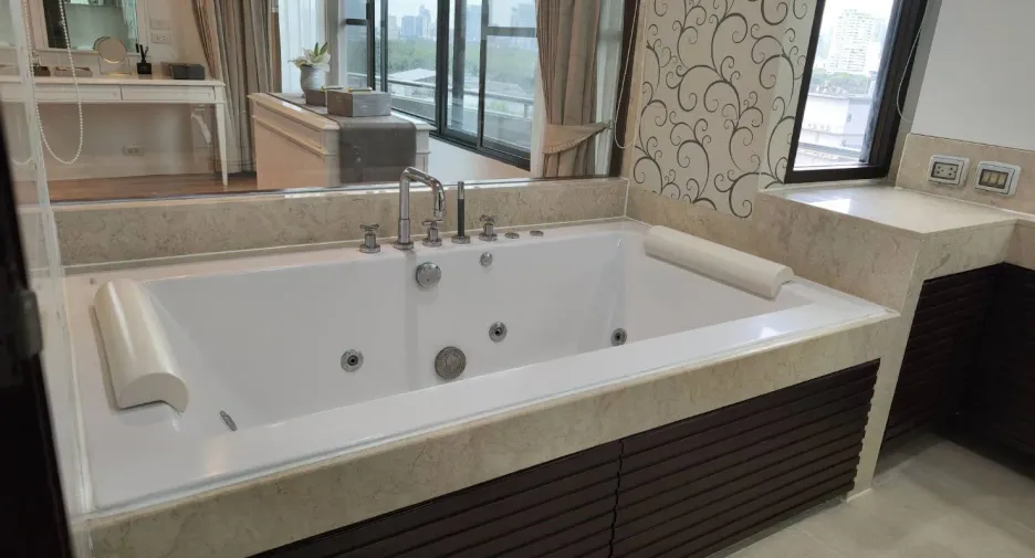 For rent 4 bedrooms condo in Khlong Toei, Bangkok