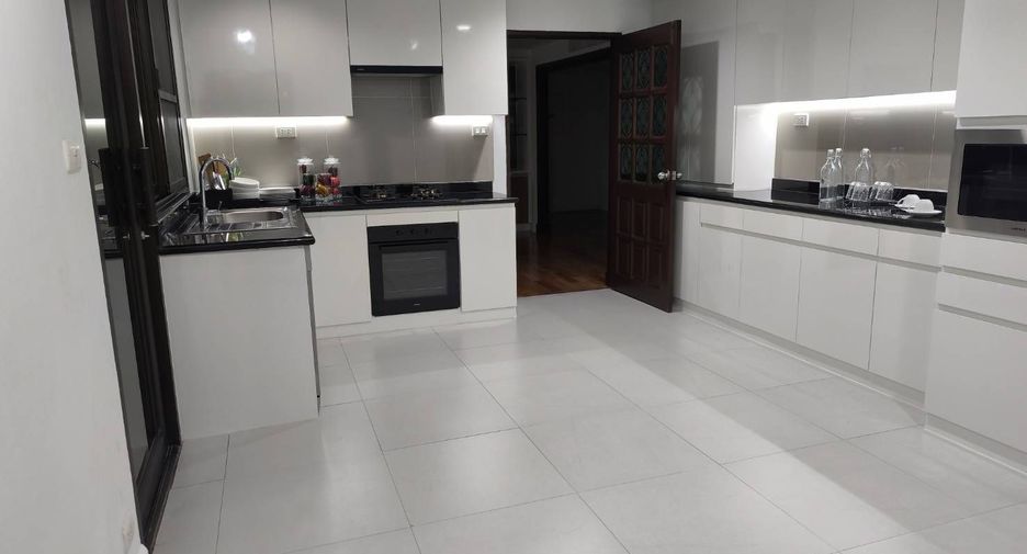 Condo en alquiler de 4 habitaciones en Khlong Toei, Bangkok