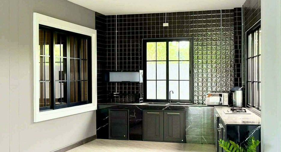 À vendre et à louer 4 chambres villa à San Sai, Chiang Mai