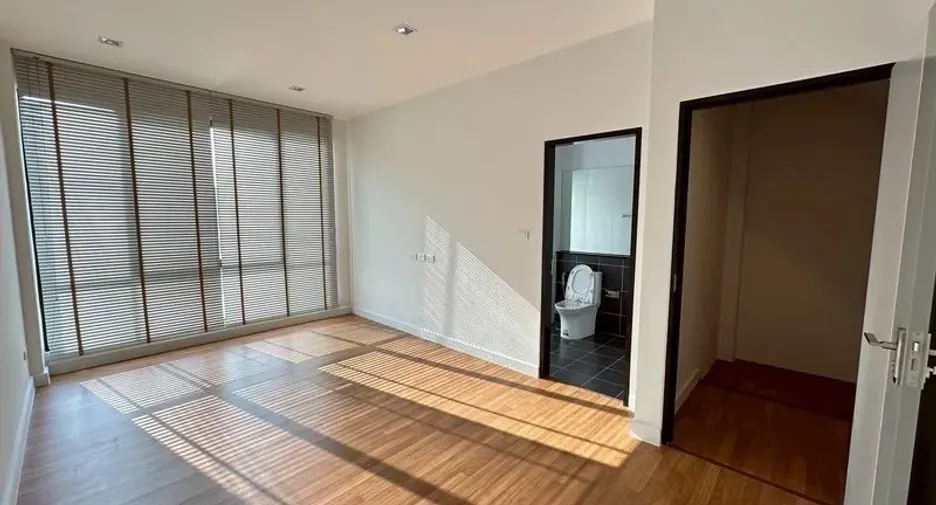 For rent 3 bedrooms townhouse in Lat Phrao, Bangkok