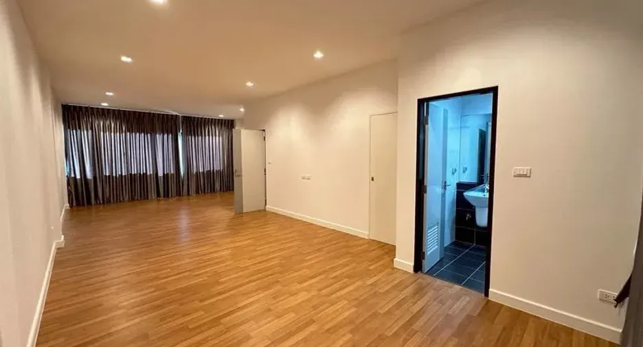 For rent 3 bedrooms townhouse in Lat Phrao, Bangkok