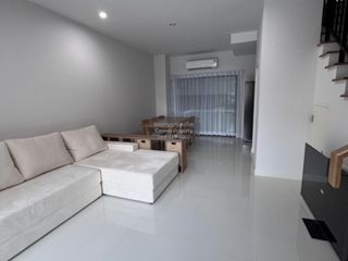 Reihenhaus zur Miete mit 3 Zimmer in Saphan Sung, Bangkok