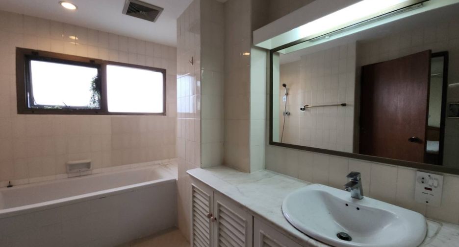 Condo en alquiler de 3 habitaciones en Watthana, Bangkok