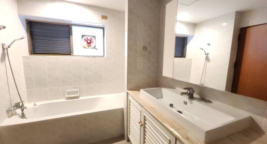 Condo en alquiler de 3 habitaciones en Watthana, Bangkok