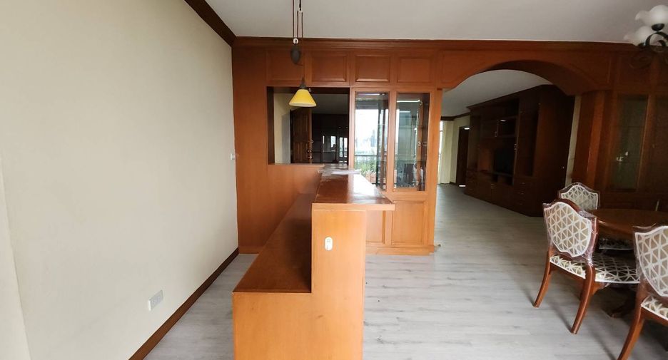 Condo en alquiler de 3 habitaciones en Watthana, Bangkok