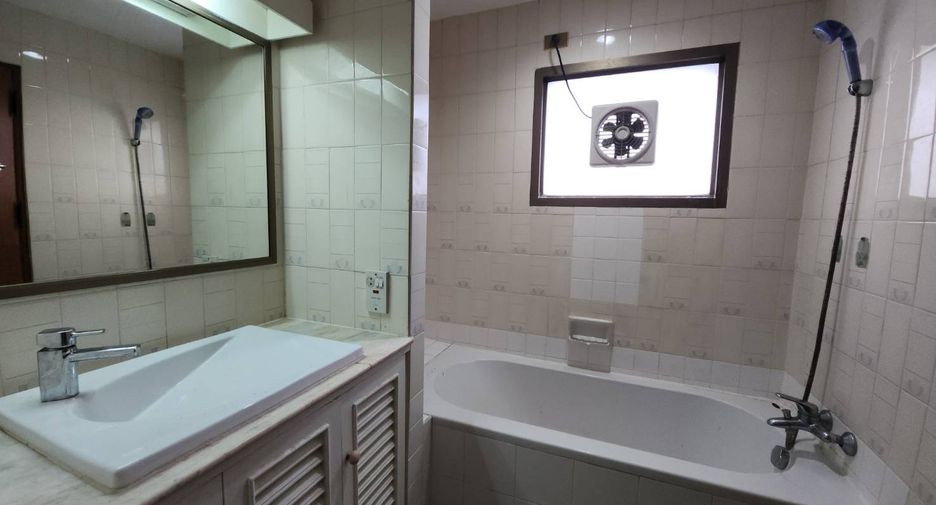 Condo en alquiler de 3 habitaciones en Watthana, Bangkok