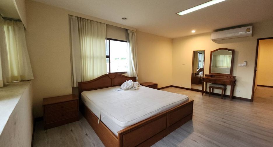 Condo en alquiler de 3 habitaciones en Watthana, Bangkok