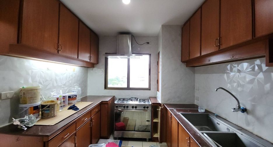 Condo en alquiler de 3 habitaciones en Watthana, Bangkok