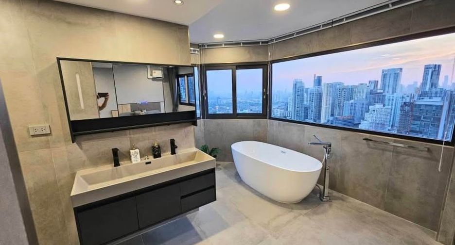 Wohnung zur Miete mit 3 Zimmer in Khlong Toei, Bangkok