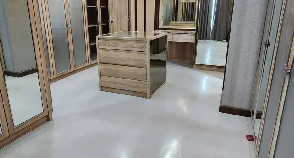 For rent 3 bedrooms condo in Watthana, Bangkok