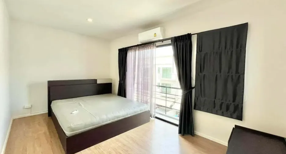 For rent 3 bedrooms townhouse in Mueang Nonthaburi, Nonthaburi