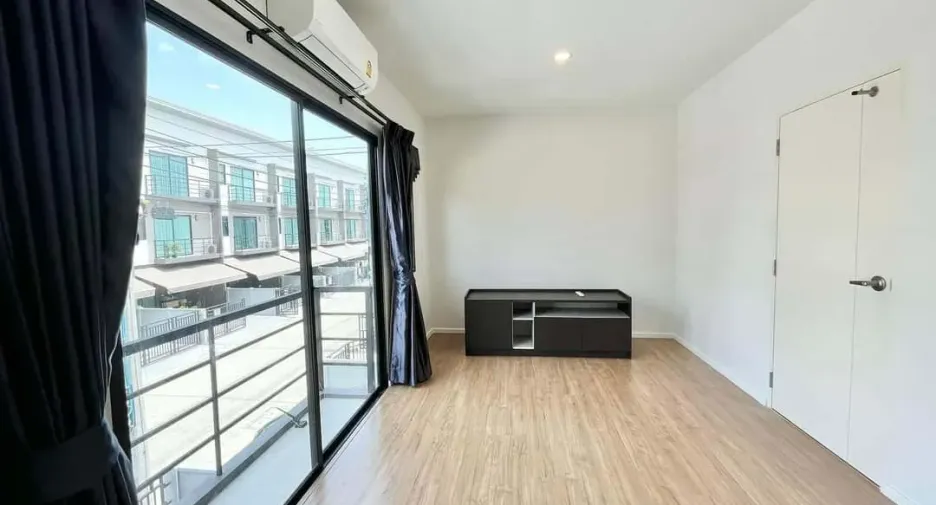 For rent 3 bedrooms townhouse in Mueang Nonthaburi, Nonthaburi