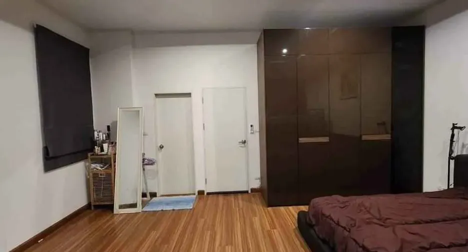 Casa en venta y en alquiler de 5 habitaciones en Thanyaburi, Pathum Thani