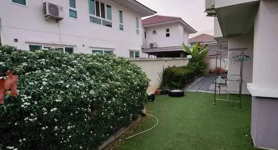 Casa en venta y en alquiler de 5 habitaciones en Thanyaburi, Pathum Thani