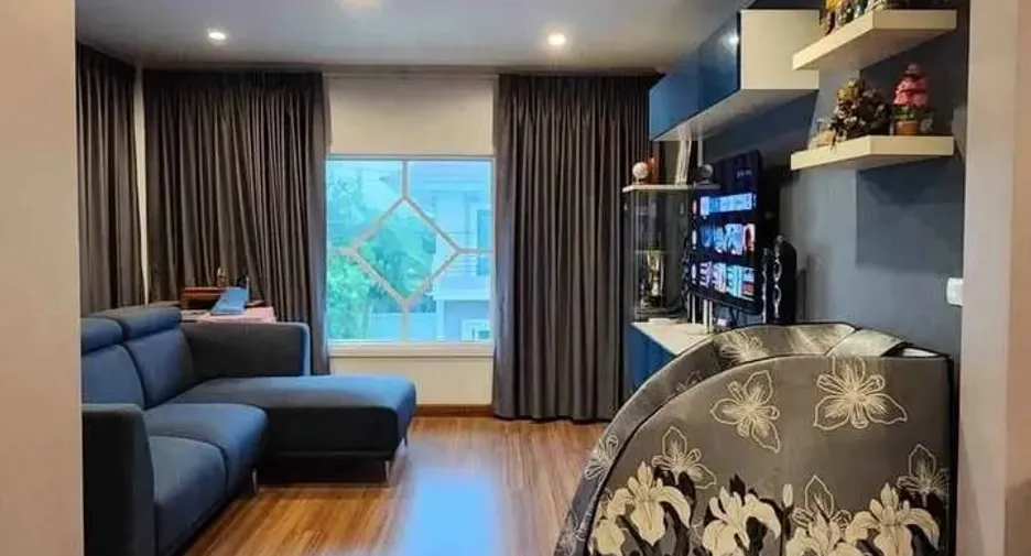 Casa en venta y en alquiler de 5 habitaciones en Thanyaburi, Pathum Thani