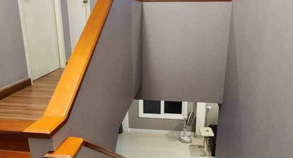 Casa en venta y en alquiler de 5 habitaciones en Thanyaburi, Pathum Thani