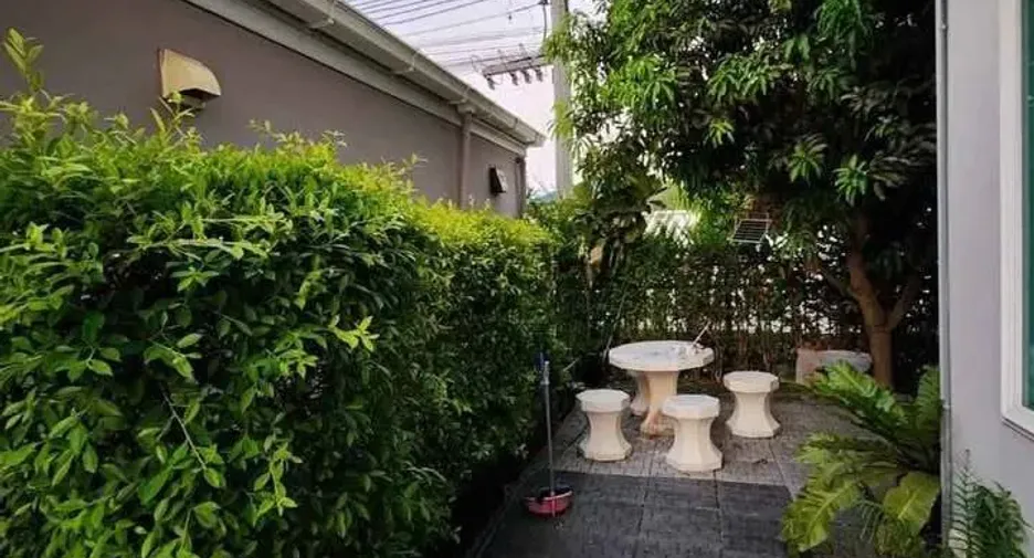 Casa en venta y en alquiler de 5 habitaciones en Thanyaburi, Pathum Thani