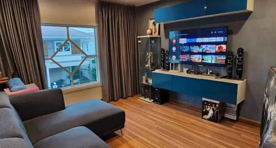 Casa en venta y en alquiler de 5 habitaciones en Thanyaburi, Pathum Thani
