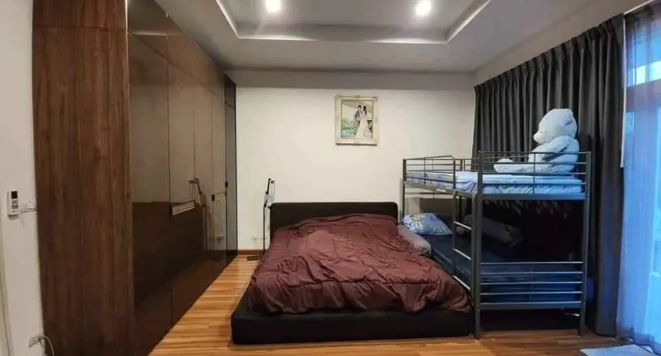 Casa en venta y en alquiler de 5 habitaciones en Thanyaburi, Pathum Thani