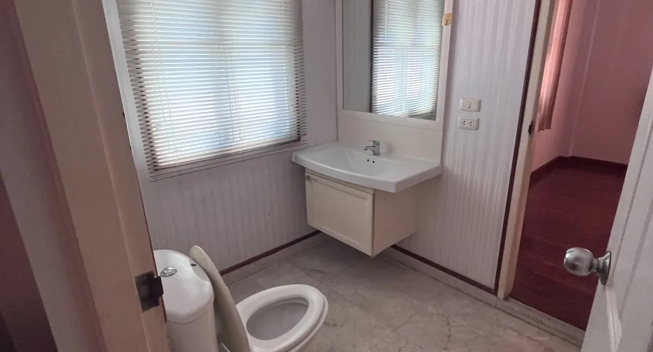 For rent 5 bedrooms house in Bang Bua Thong, Nonthaburi