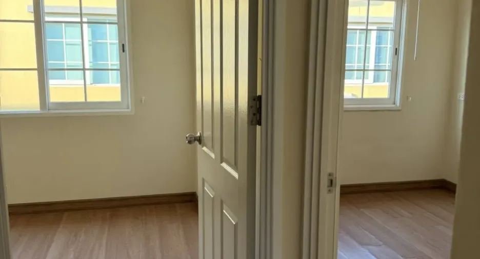 For rent 4 bedrooms townhouse in Mueang Pathum Thani, Pathum Thani