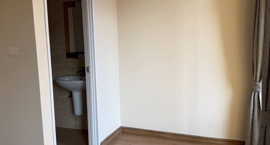 For rent 4 bedrooms townhouse in Mueang Pathum Thani, Pathum Thani