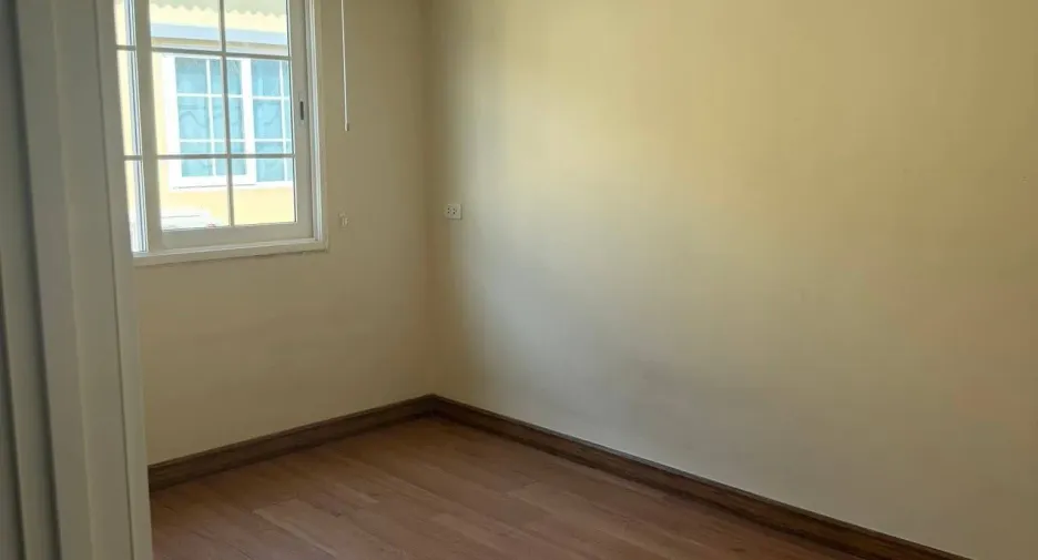 For rent 4 bedrooms townhouse in Mueang Pathum Thani, Pathum Thani