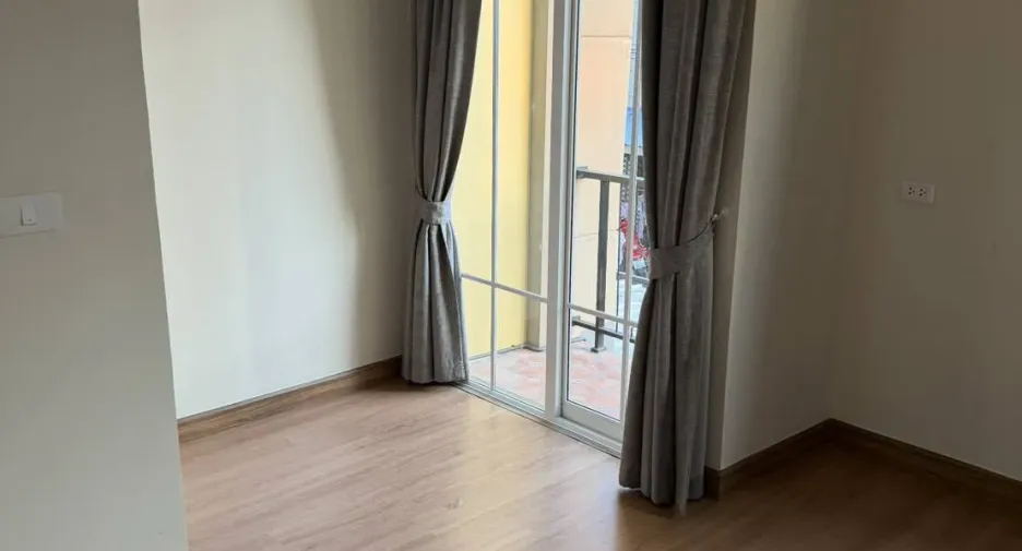For rent 4 bedrooms townhouse in Mueang Pathum Thani, Pathum Thani