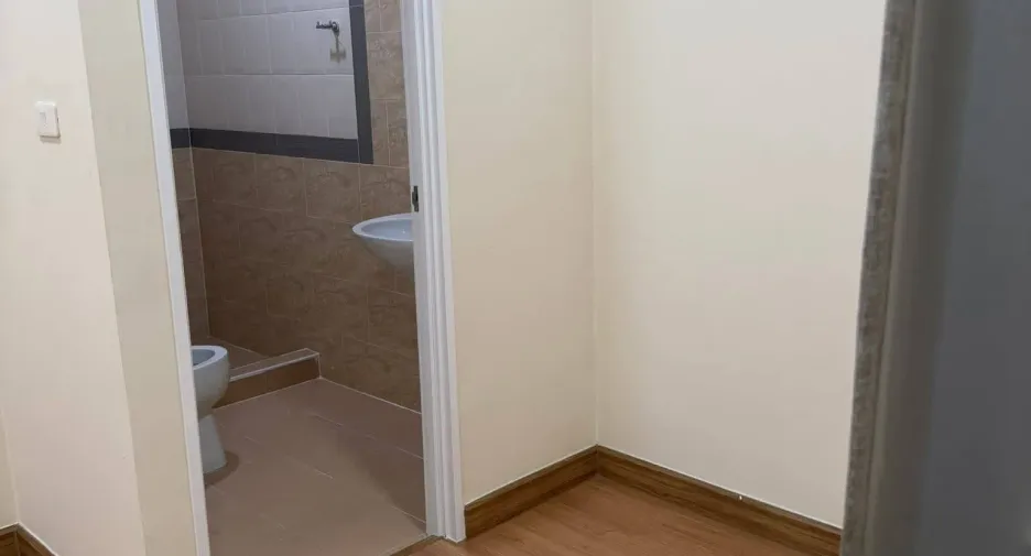 For rent 4 bedrooms townhouse in Mueang Pathum Thani, Pathum Thani