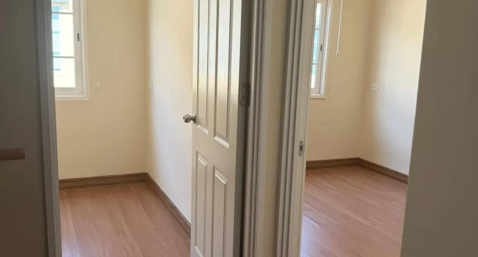 For rent 4 bedrooms townhouse in Mueang Pathum Thani, Pathum Thani