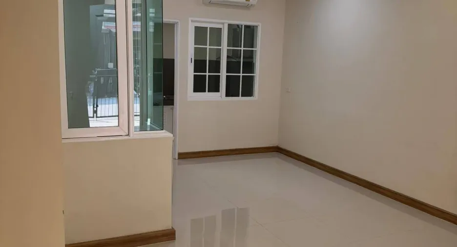 For rent 4 bedrooms townhouse in Mueang Pathum Thani, Pathum Thani